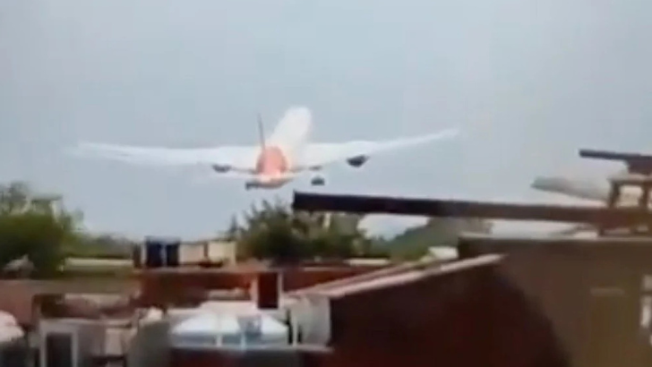 https://salarnews.in/public/uploads/images/newsimages/maannewsimage15062025_194729_plane crash.png